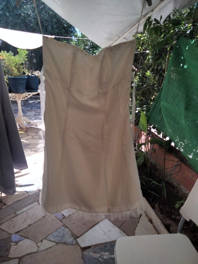 vestido beige con pedrería