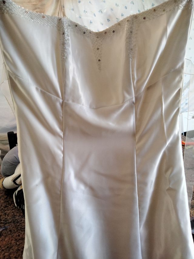 vestido beige con pedrería