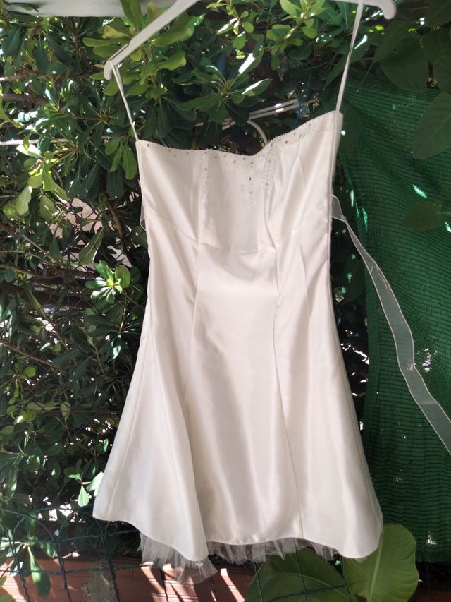 vestido beige con pedrería