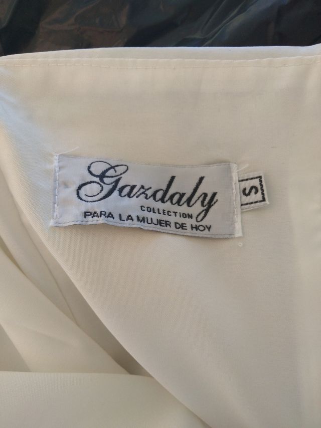 vestido beige con pedrería