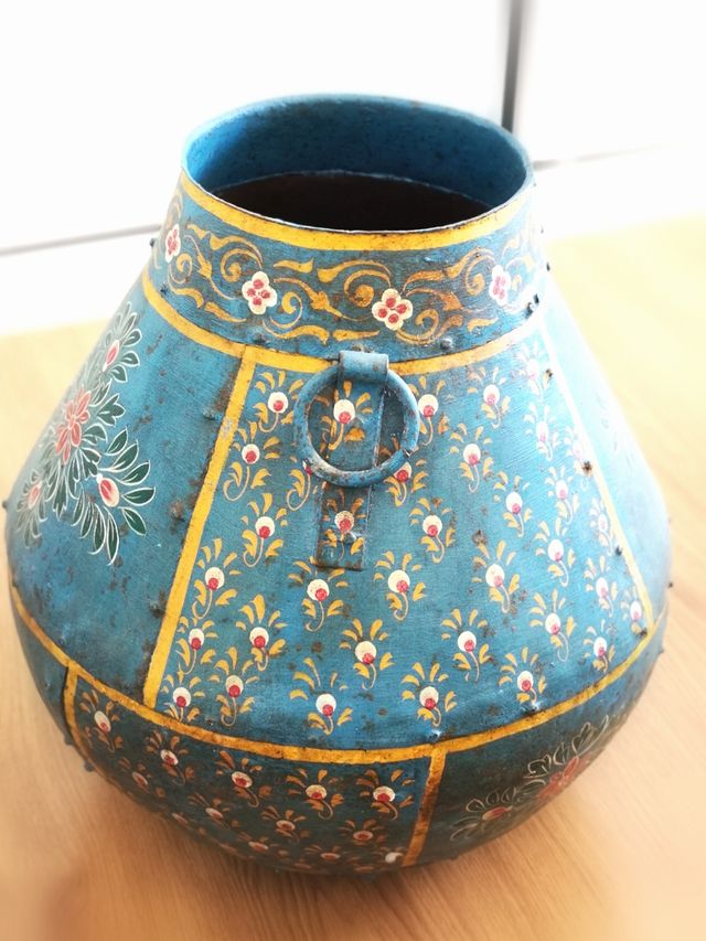 India. Jarrón hindú. Jarrón pintado hindú