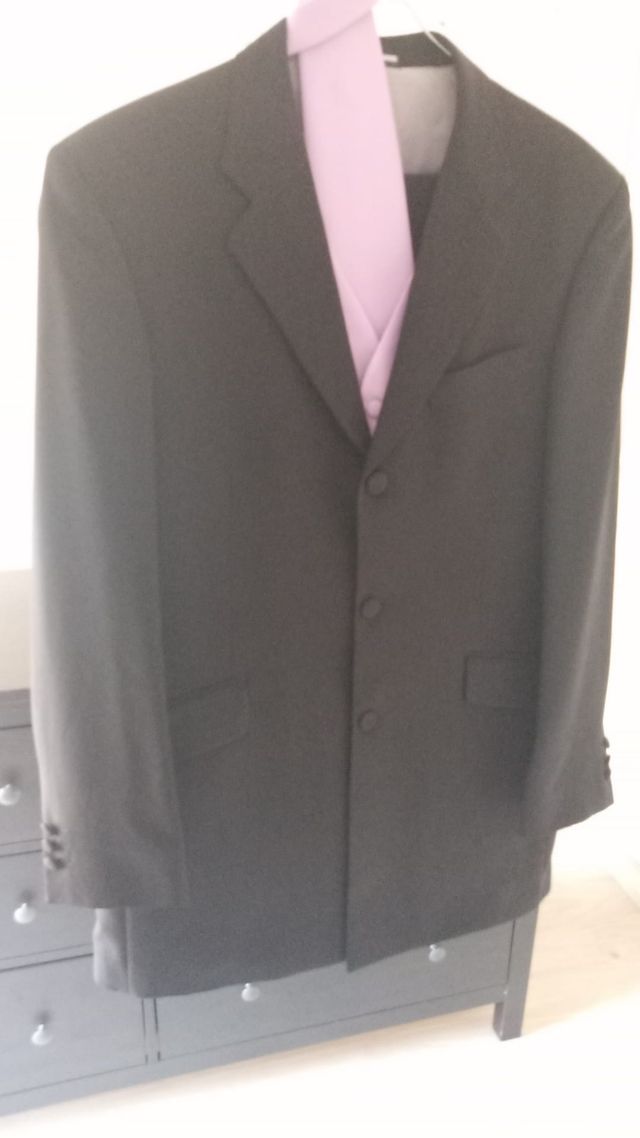 Abito da sposo, giacca semi-vita e gilet.