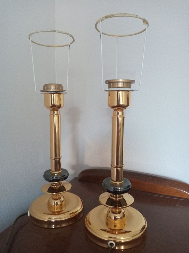 dos pies de lámpara de mesilla