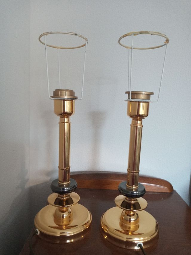 dos pies de lámpara de mesilla