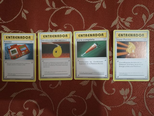 Cuatro cartas Pokemon. Entrenador