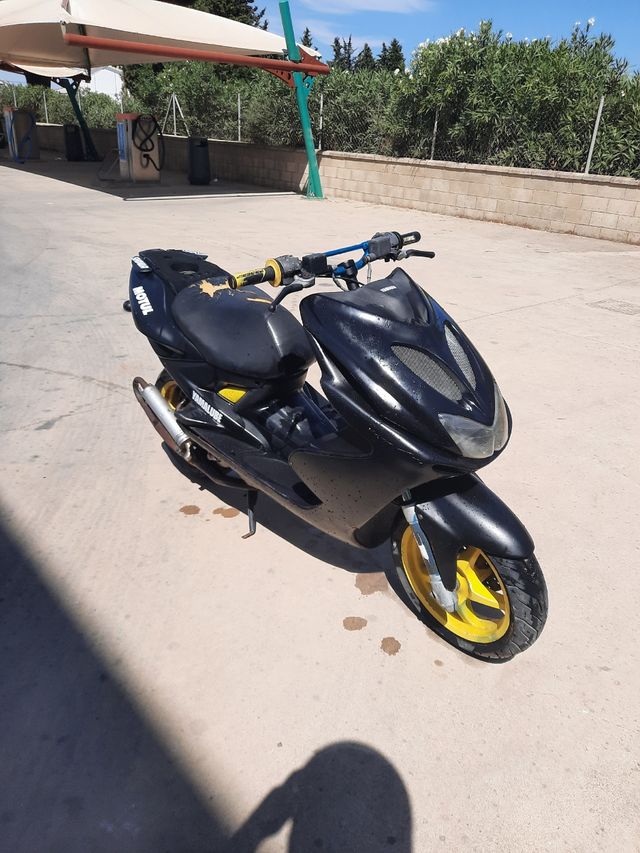 Yamaha aerox (Se cambia por moto de marchas o jog) de segunda mano por