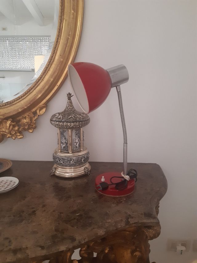 lampada in metallo rosso