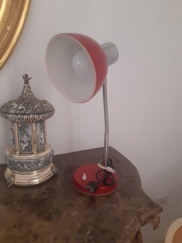 lampada in metallo rosso