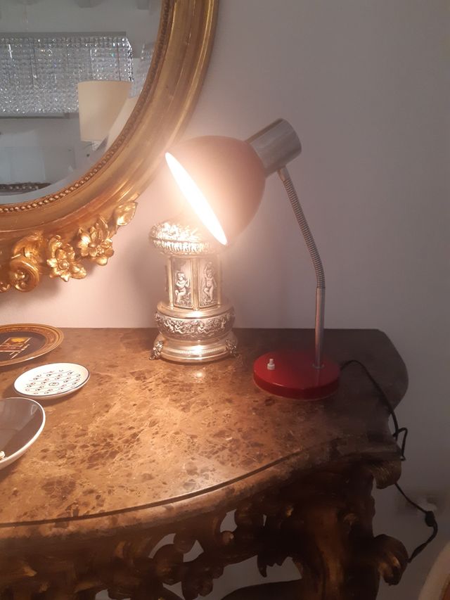 lampada in metallo rosso