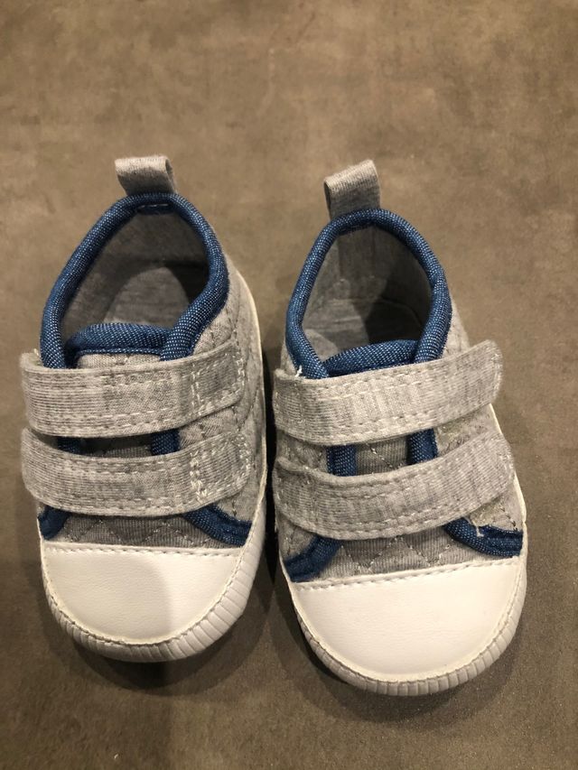 Quattro paia di scarpe per neonato