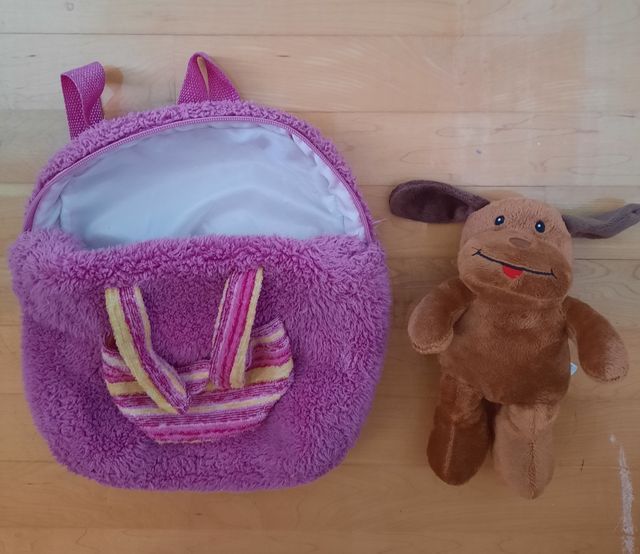 Mochila rosa con peluche