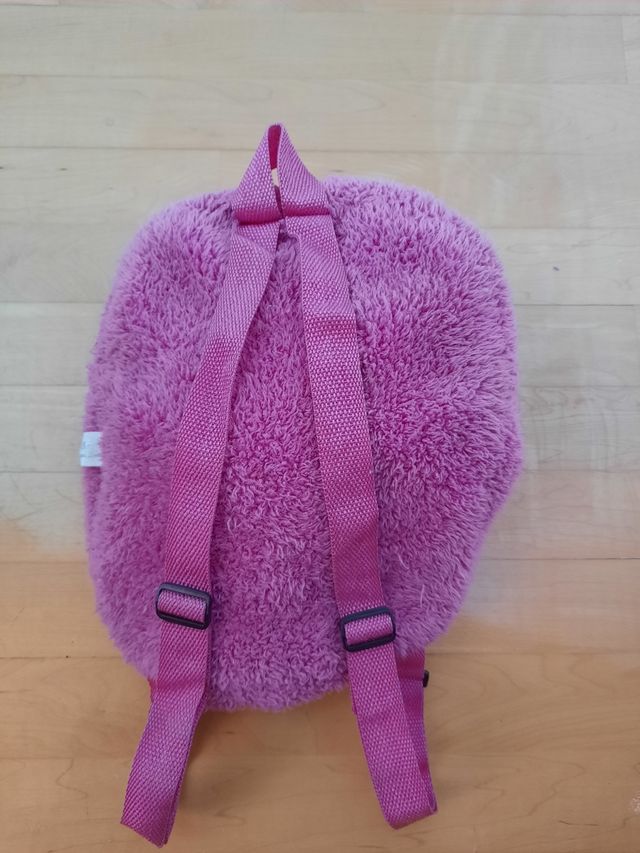 Mochila rosa con peluche