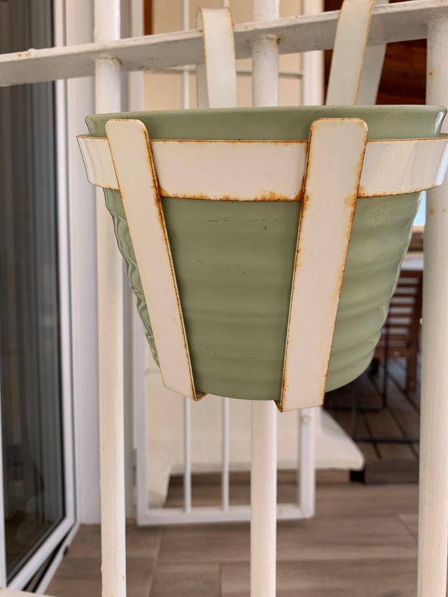 Colgador macetas hierro balcón.