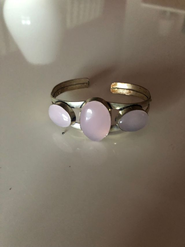 Brazalete con baño de plata con cuarzos rosas