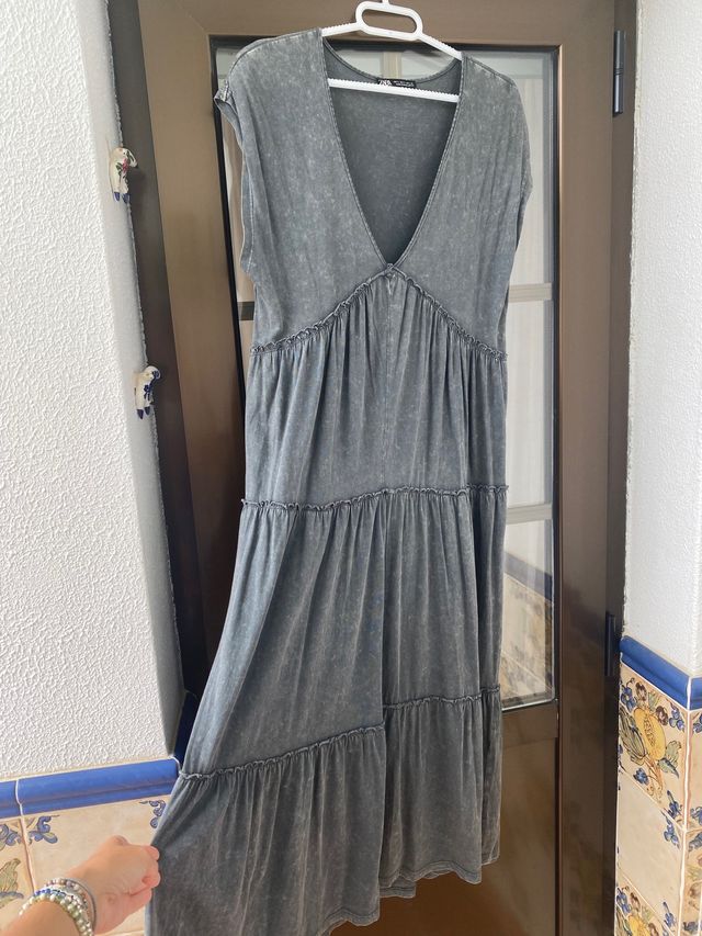 Vestido midi con vuelo, amplio y sin mangas Zara