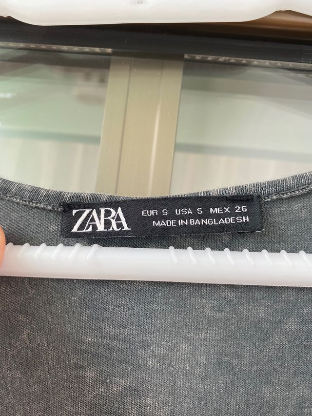 Vestido midi con vuelo, amplio y sin mangas Zara