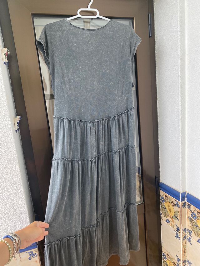 Vestido midi con vuelo, amplio y sin mangas Zara