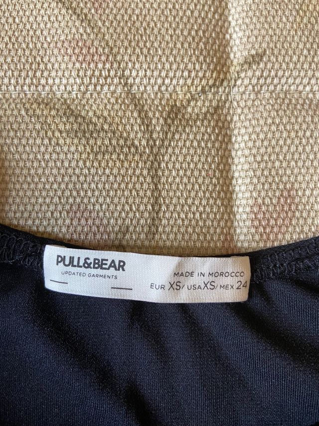 Vestido corto satinado negro de Pull & Bear