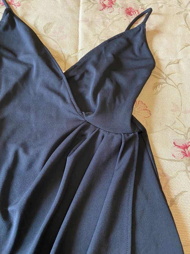 Vestido corto satinado negro de Pull & Bear