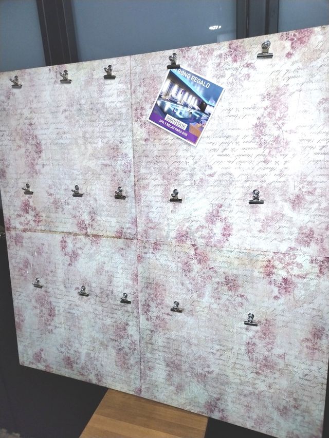 Cartello con pinze per foto