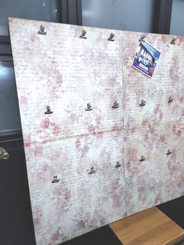 Cartello con pinze per foto