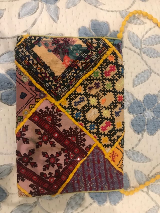 Bolso amarillo étnico