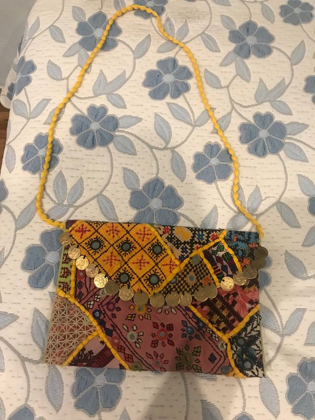 Bolso amarillo étnico