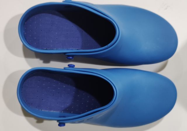 Zuecos sanitarios color azulón 35-36. Nuevos.