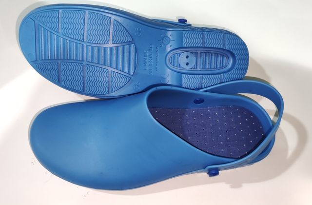 Zuecos sanitarios color azulón 35-36. Nuevos.