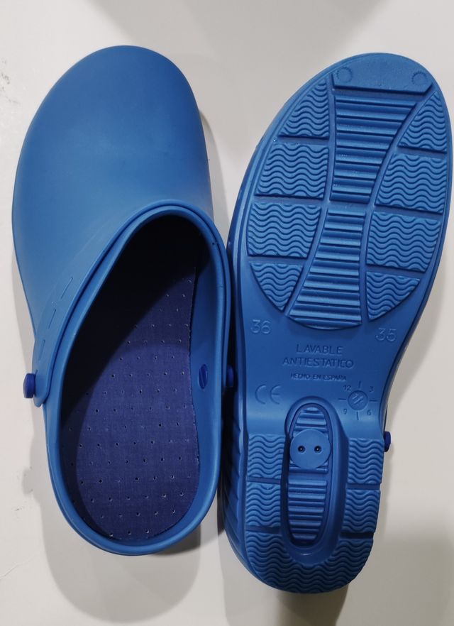 Zuecos sanitarios color azulón 35-36. Nuevos.