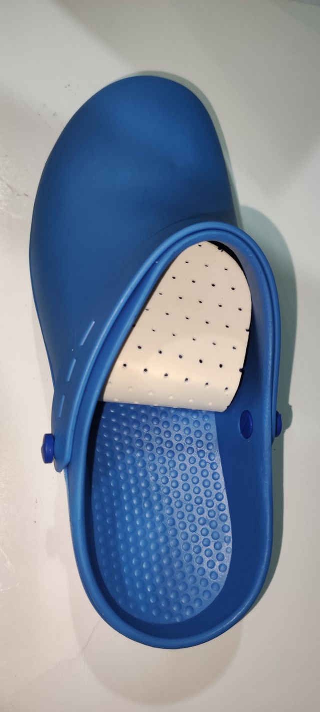 Zuecos sanitarios color azulón 35-36. Nuevos.