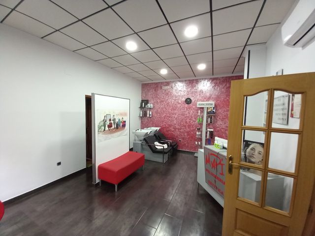 se alquila peluquería y estetica con traspaso