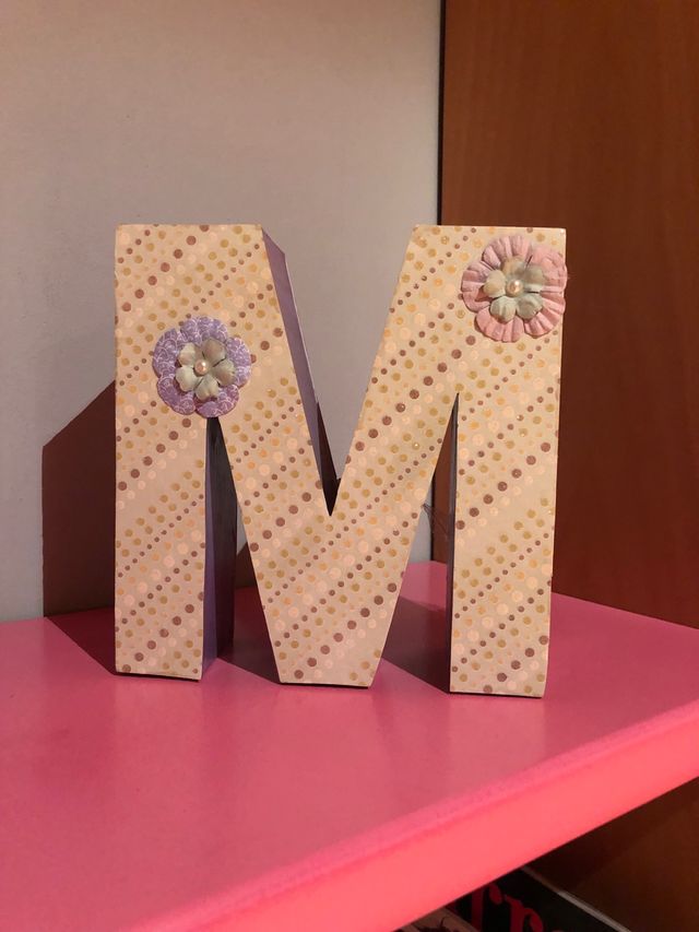 Inicial de decoración con doble cara hecha a mano