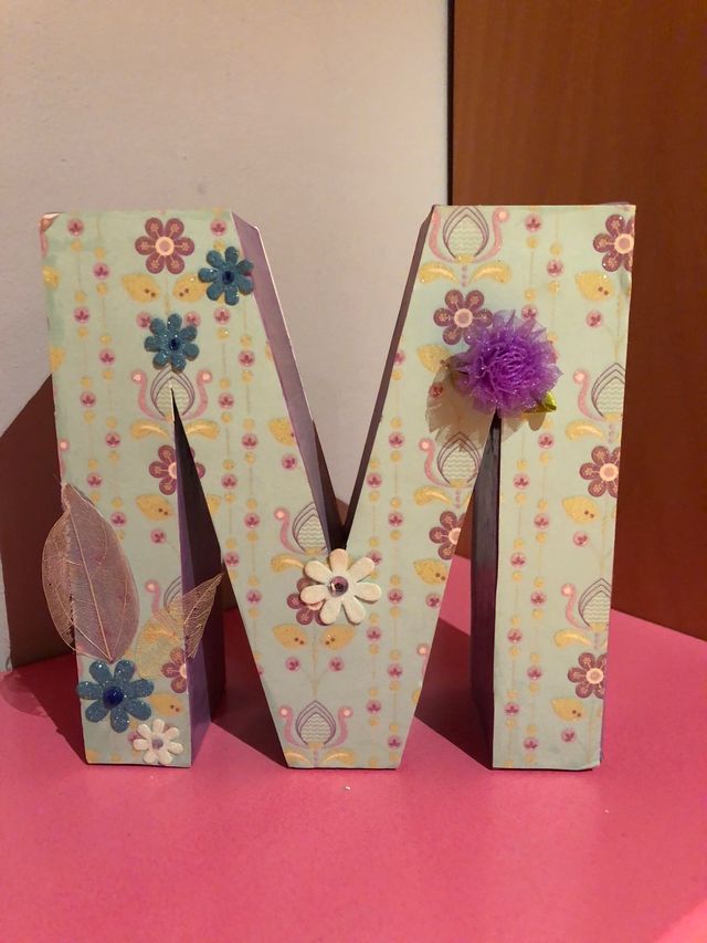 Inicial de decoración con doble cara hecha a mano