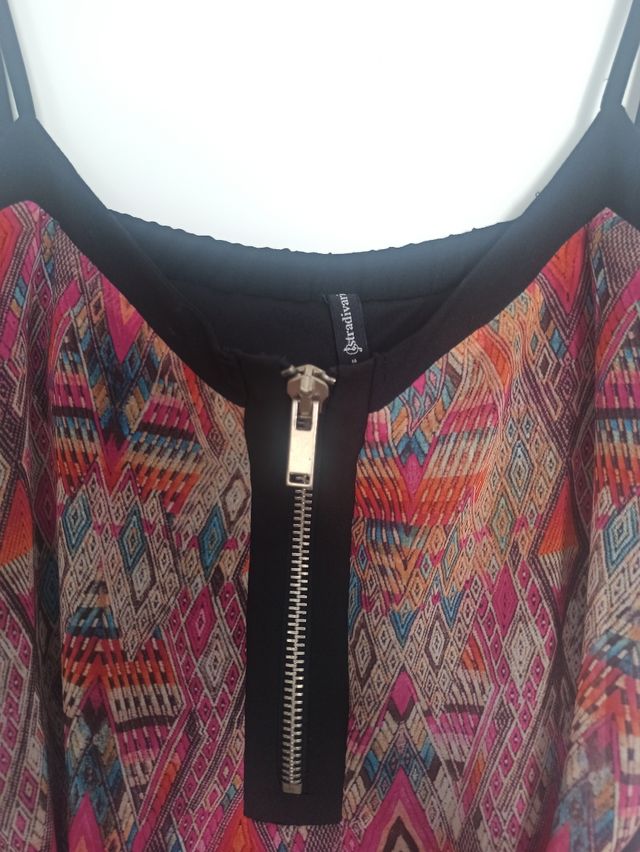 Vestido estampado con bordes negros y cremallera