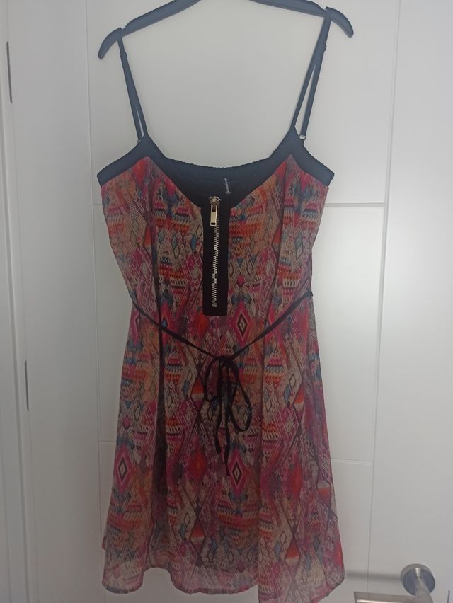 Vestido estampado con bordes negros y cremallera