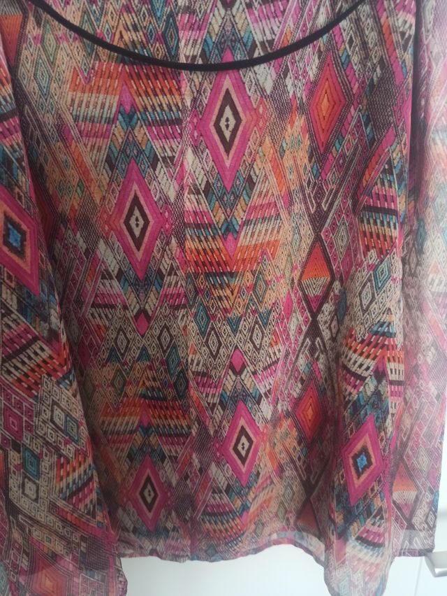 Vestido estampado con bordes negros y cremallera