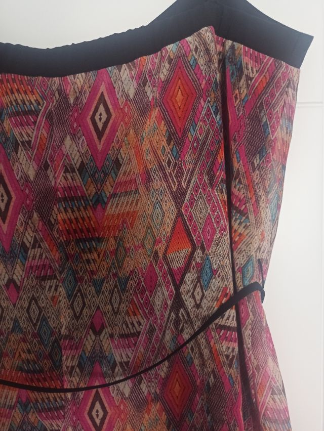 Vestido estampado con bordes negros y cremallera