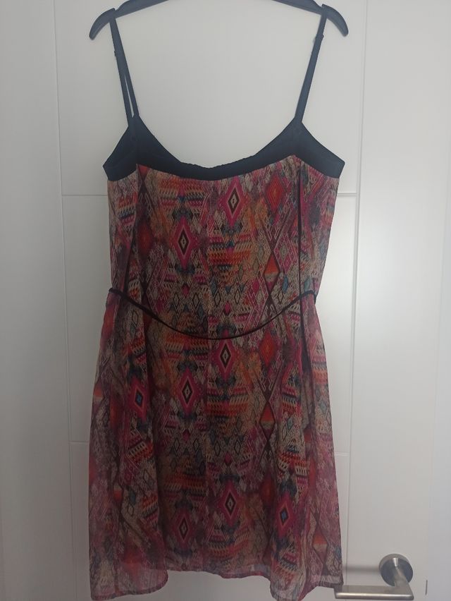 Vestido estampado con bordes negros y cremallera