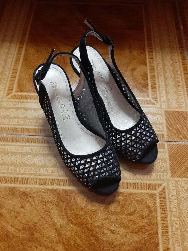 zapatos negros de vestir