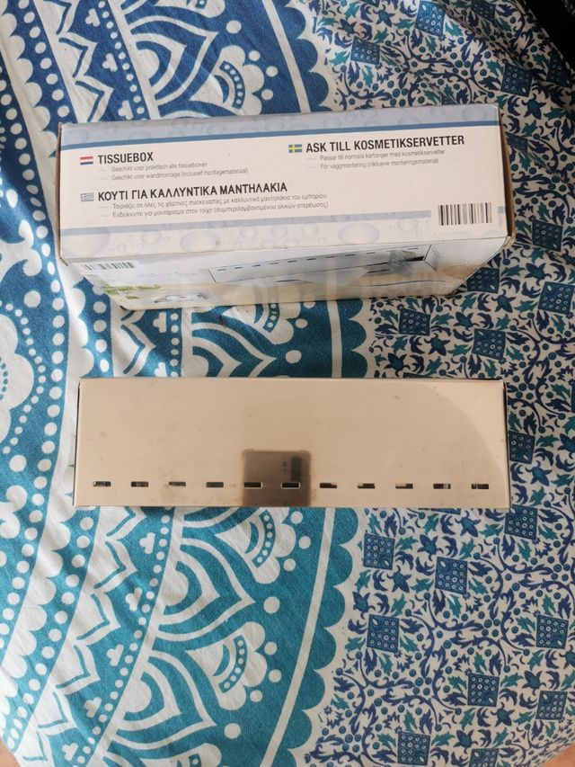 CAJA METÁLICA PARA PAÑUELOS DE COSMÉTICA.