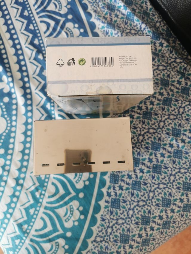 CAJA METÁLICA PARA PAÑUELOS DE COSMÉTICA.