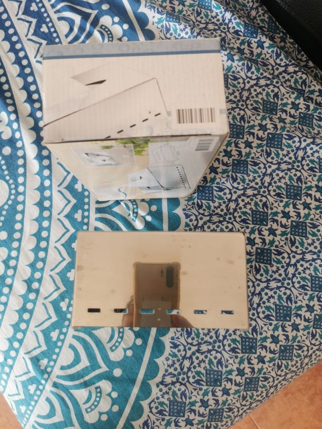 CAJA METÁLICA PARA PAÑUELOS DE COSMÉTICA.