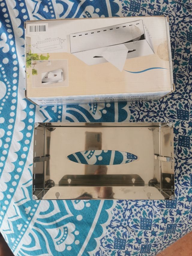 CAJA METÁLICA PARA PAÑUELOS DE COSMÉTICA.