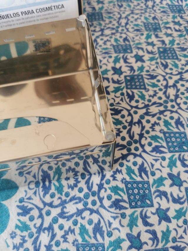 CAJA METÁLICA PARA PAÑUELOS DE COSMÉTICA.