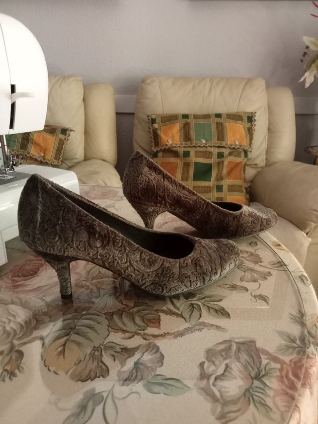 Bonitos zapatos de terciopelo y piel natural