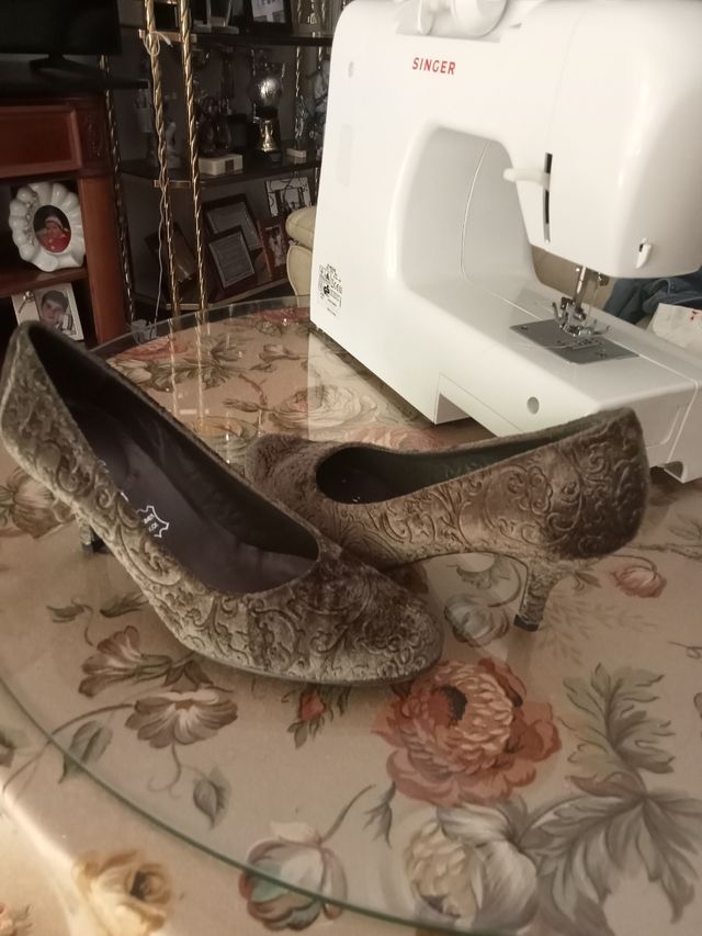 Bonitos zapatos de terciopelo y piel natural