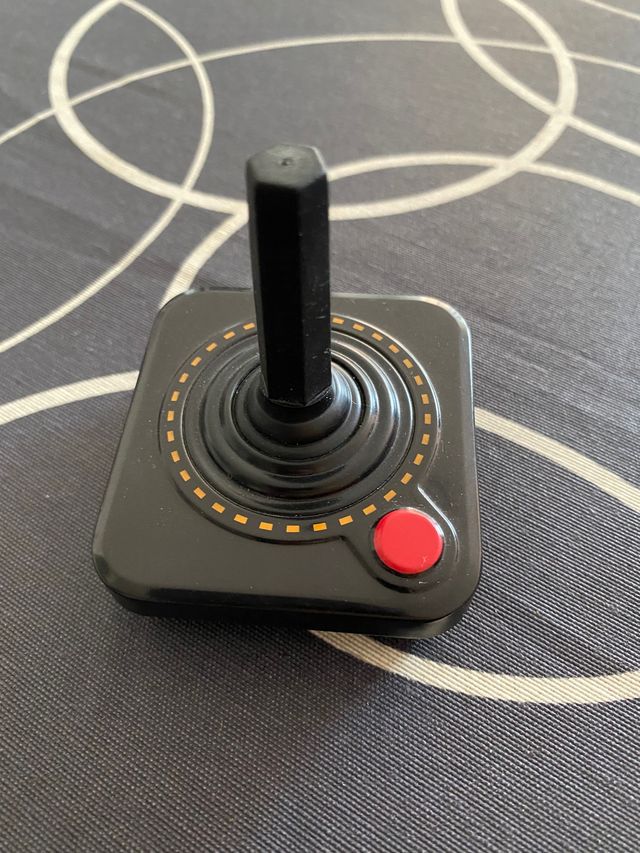 Caja con diseño del mando Atari