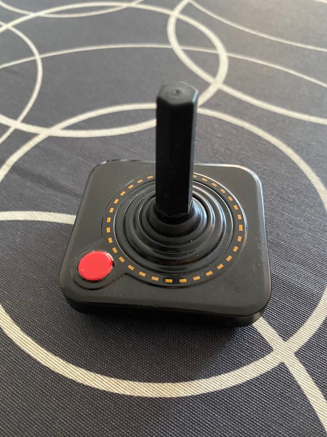 Caja con diseño del mando Atari
