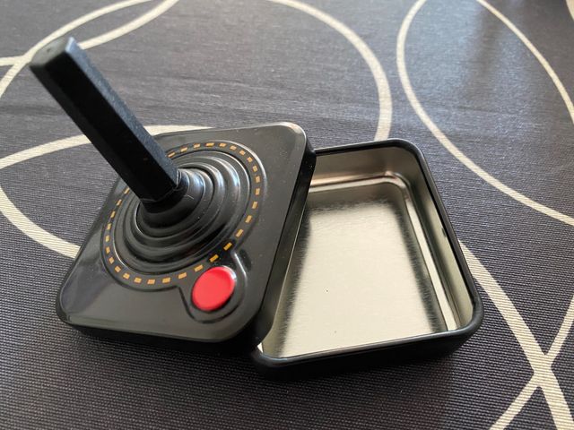 Caja con diseño del mando Atari